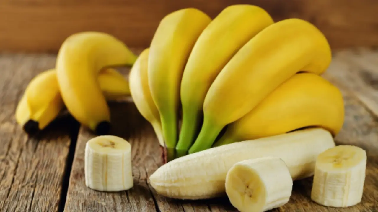 Non buttare la buccia di banana: usala così in giardino Non buttare la buccia di banana: usala così in giardino