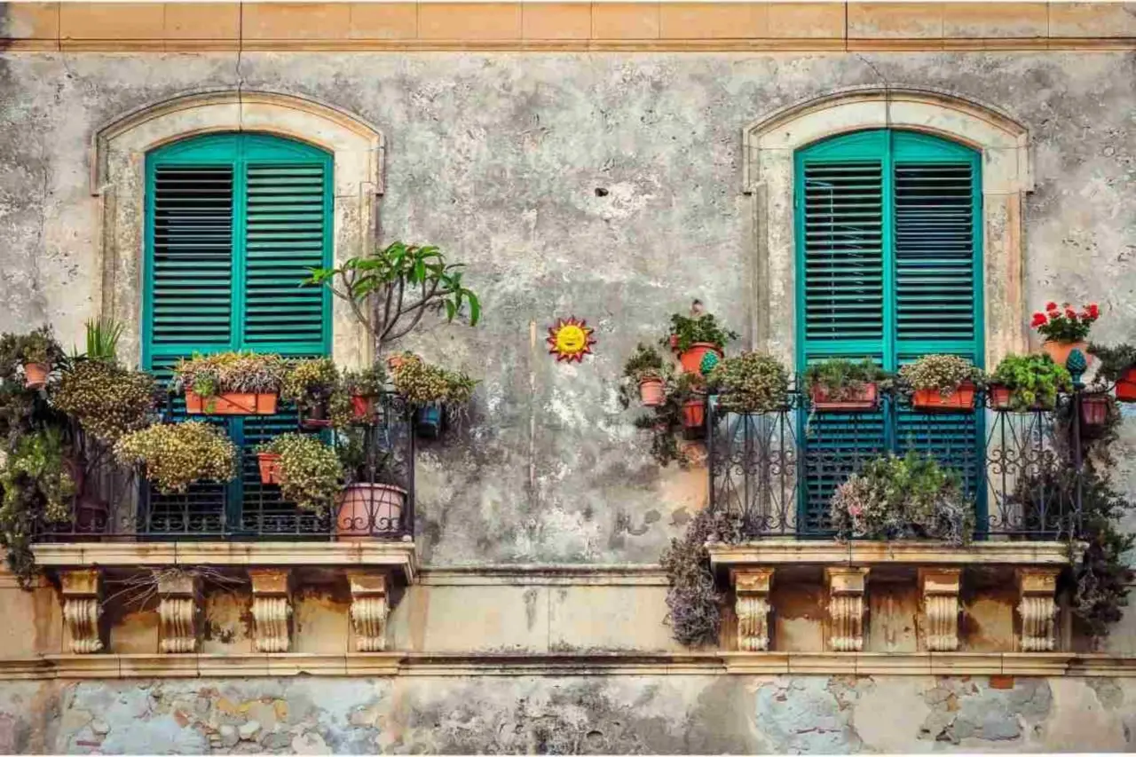 Consigli per balconi fioriti senza impegno: idee pratiche per chi ha poco tempo Consigli per balconi fioriti senza impegno: idee pratiche per chi ha poco tempo